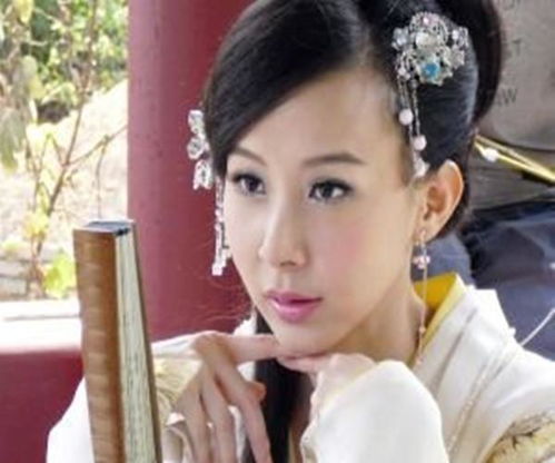 众人猜测LABUBU身份的场面