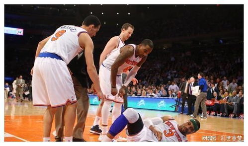 球员们在球场上激烈对抗的情景