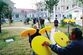 游本昌在养老院散步