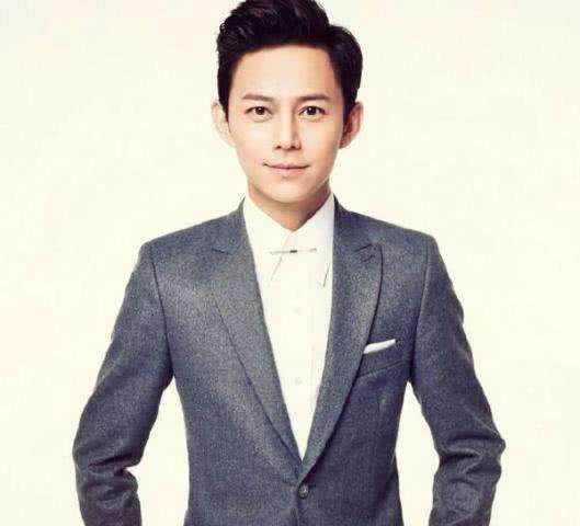 何炅专注工作的样子