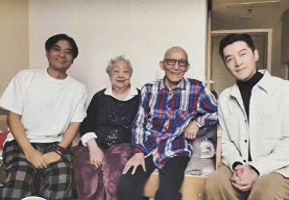 游本昌在养老院看书