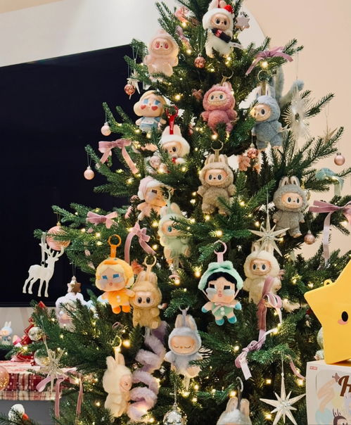 粉丝开心购买LABUBU的场景