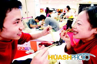 情侣在商场参与相关活动