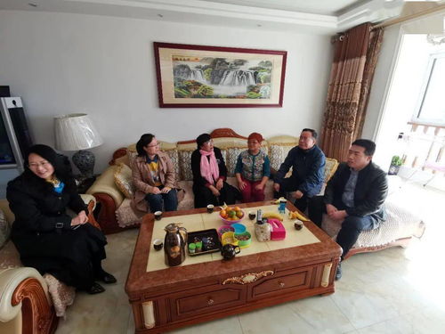 嘉宾们围坐聊天画面