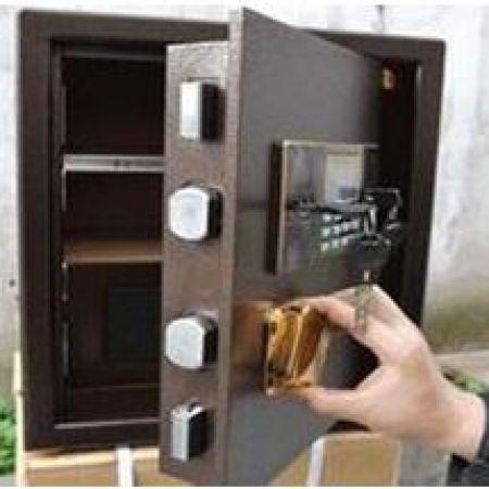 一把锁着的保险柜