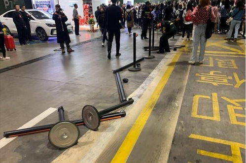 高铁站被追星族围堵，现场堪比战场！