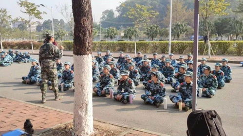 学生军训休息讨论