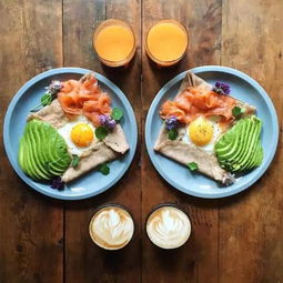 情侣一起制作早餐