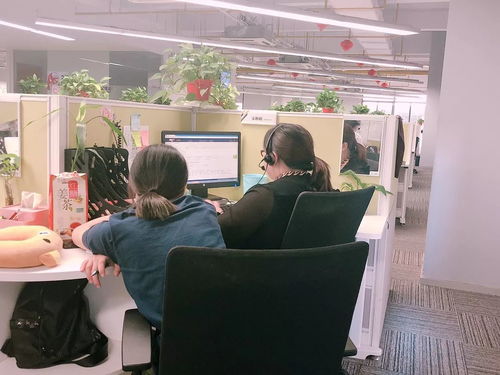 她认真地指导着新来的员工