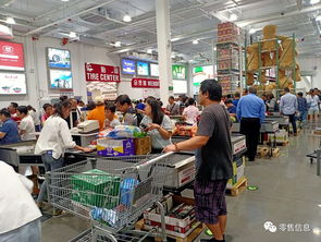 河南超市收银台工作人员忙碌