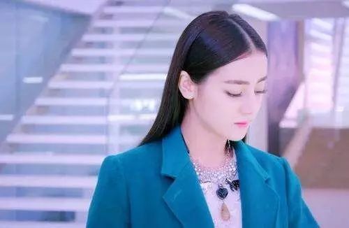 女明星低头沉思