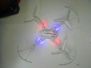 她专注地修理着无人机