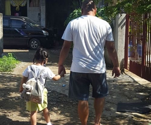 儿子淘汰的衣服竟给爸爸穿？背后真相令人深思！