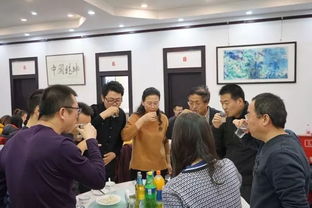 众人为项目成功而欢呼庆祝