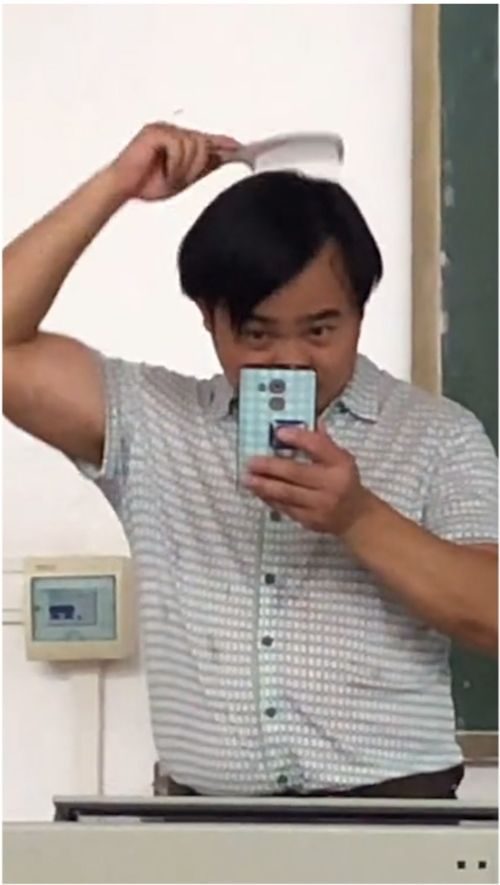 一名男教师站在讲台前