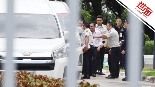 他信回国笑上囚车，服刑后与女儿相拥，佩通坦落泪发声