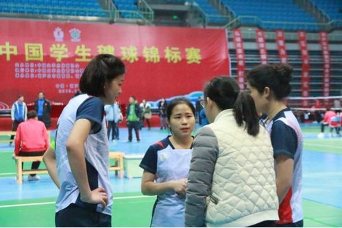 教练员认真指导队员训练