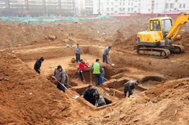 考古人员挖掘现场