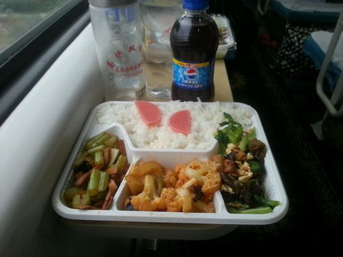 年轻人傍晚卖盒饭