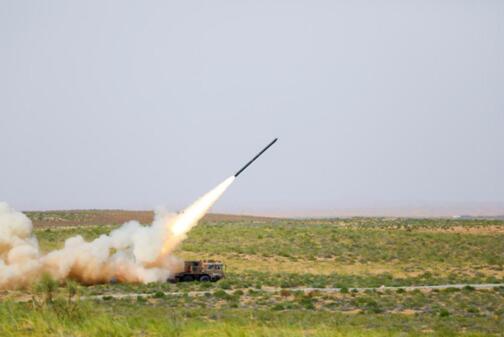 远程火箭炮发射瞬间