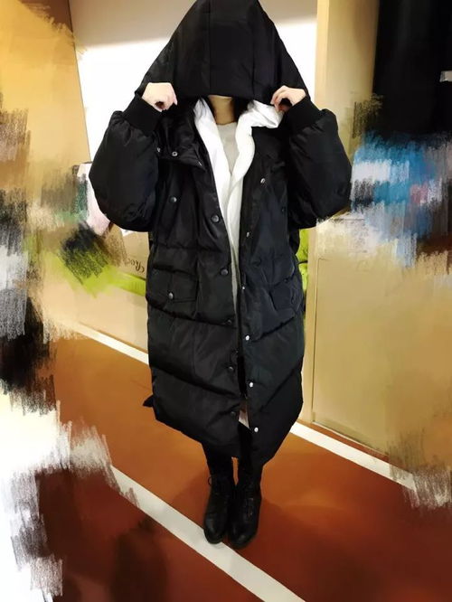 孩子们穿羽绒服玩雪