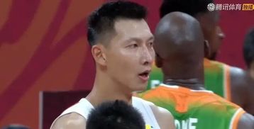 比赛结束后球员们相互握手致意