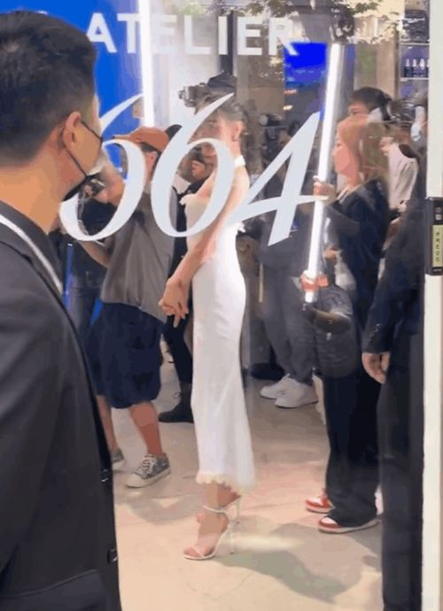 穿着背背佳的人群