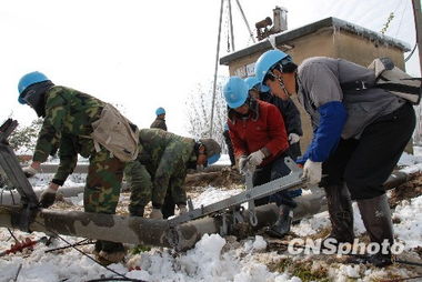 工作人员抢修电力设施