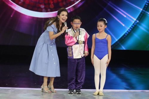 女生展示中国舞高难度动作