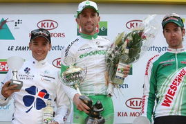 站在领奖台上的场景