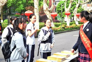 学生围着老师听讲