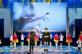 表演结束大家鼓掌欢呼