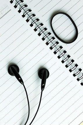 黑色耳机放在桌上