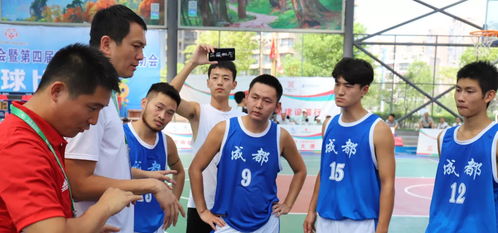 教练在场边指导队员