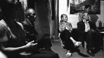 一家人围坐一起看电视