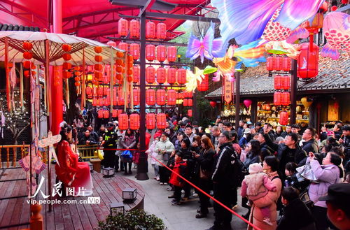 热闹的活动现场照片