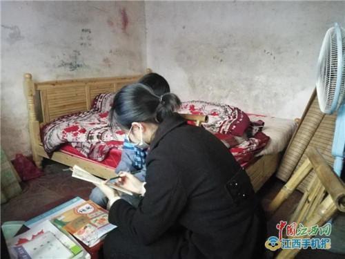 00后老师初登高中讲台：从想交朋友到靠扮狠管理