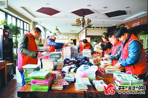 志愿者整理书籍