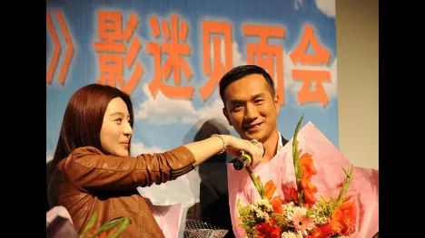 真夫妻牵手走红毯，这波狗粮太甜啦！