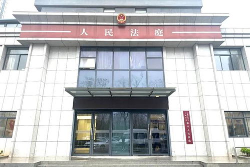 他信身穿囚服微笑竖大拇指，背后故事令人深思