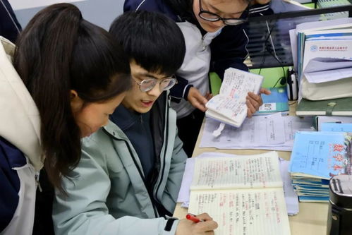 王老师给学生辅导功课