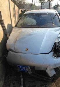 3人自导自演踹保时捷被行拘，背后真相令人咋舌！