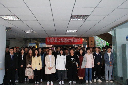 庄家富与队员的合影