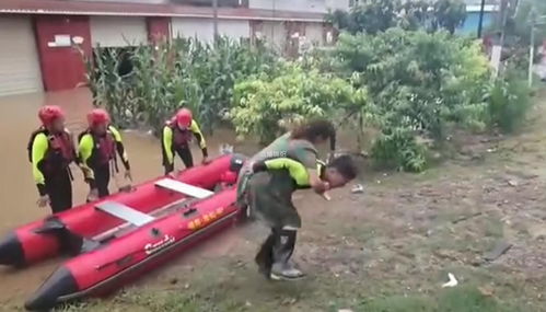 老人在积水中艰难行走