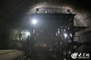 工人正在施工的地铁隧道