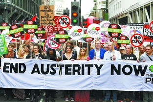 众多民众手持标语牌游行