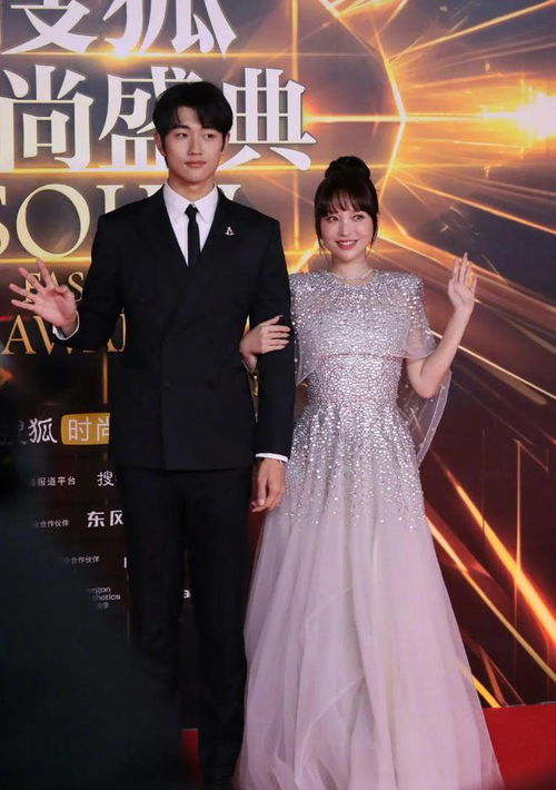 另一对明星夫妻红毯合影