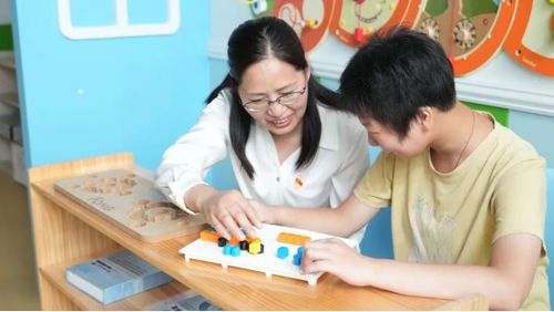 特教老师和学生互动