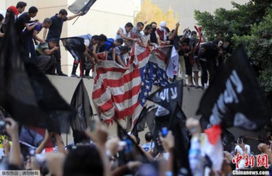 中国使馆加强安保的场景