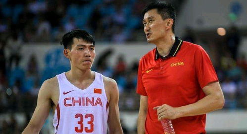 郭艾伦拿着黄牌对着镜头做出搞怪表情